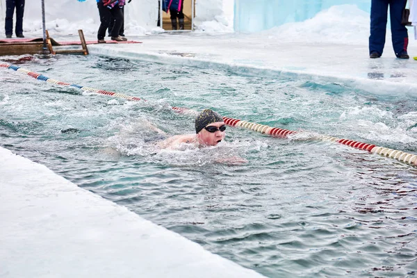 Sahyurta, regio Irkoetsk - maart 11.2017: Kopje Baikal. Winter zwemmen wedstrijden Stockafbeelding