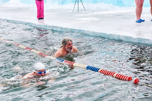 바이칼의 Sahyurta, 이르쿠츠크, 러시아-11.2017 3 월: 컵. 겨울 수영 대회입니다. 평영 — 스톡 사진