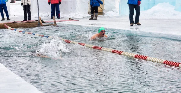 바이칼의 Sahyurta, 이르쿠츠크, 러시아-11.2017 3 월: 컵. 겨울 수영 대회입니다. 평영 — 스톡 사진