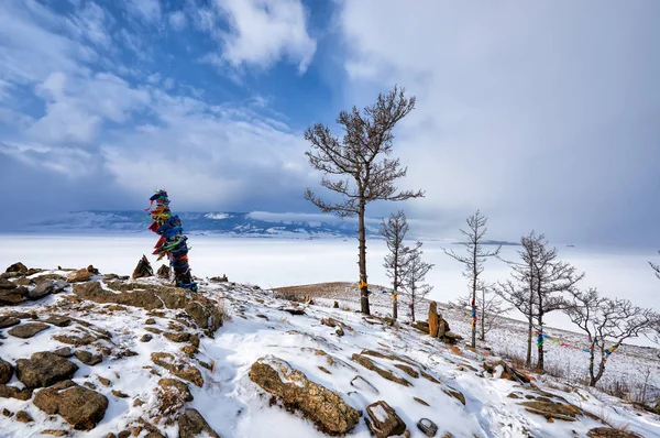 Bagagliaio di un albero morto legato con stracci di stoffa multicolore — Foto Stock