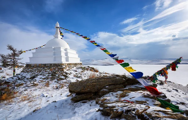 Aydınlanma Stupa - Deniz Baykal ıssız bir adada meditasyon bir yer — Stok fotoğraf