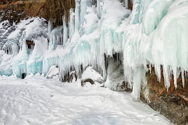 Сніг на подрібненому льоду на прибережній скелі — стокове фото