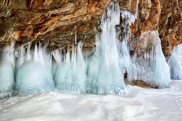 Розчавити лід на прибережній скелі — стокове фото