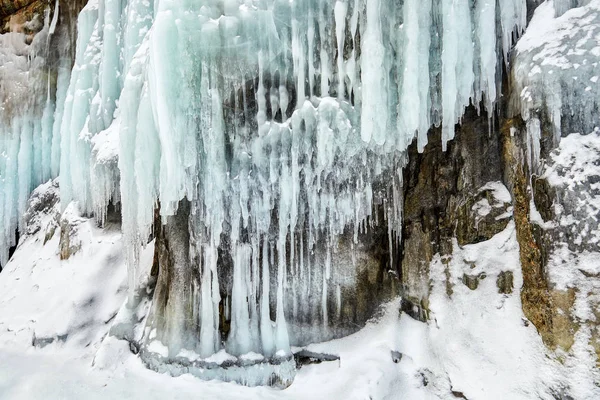 Хлюпалися льоду на прибережні скелі озеро Байкал — стокове фото
