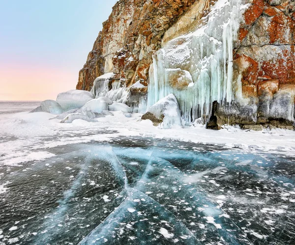Тріщини на чітких льоду поблизу мису Байкал — стокове фото