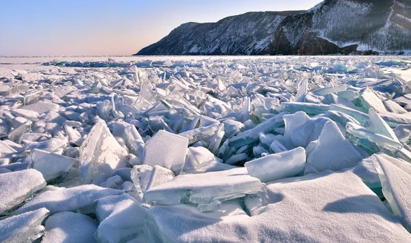 얼어붙은 호수 바이칼의 얼음에 허의 큰 부분 — 스톡 사진