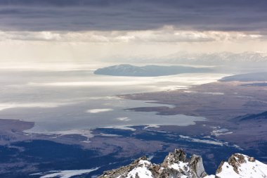 Lake Hovsgol Dağları'nın yükseklikten. Bulutlu