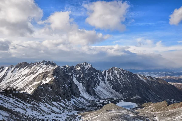 Cumulusmoln över ett bergsmassiv — Stockfoto