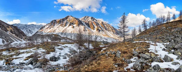 Namnlösa mountain peak och stream valley. Sibiriska alpina tundran — Stockfoto