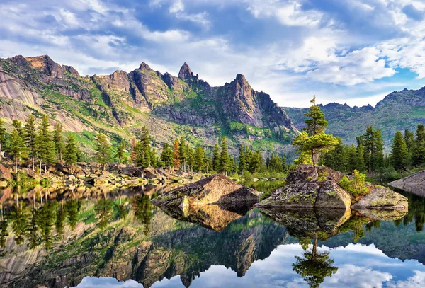 Lago pitoresco nas montanhas siberianas — Fotografia de Stock