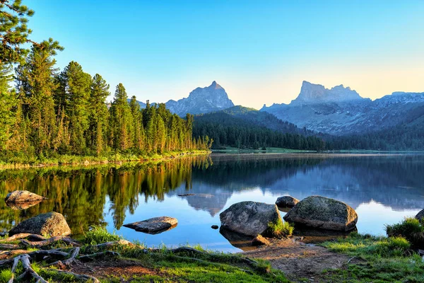 Dağ gölü erken yaz sabahı — Stok fotoğraf