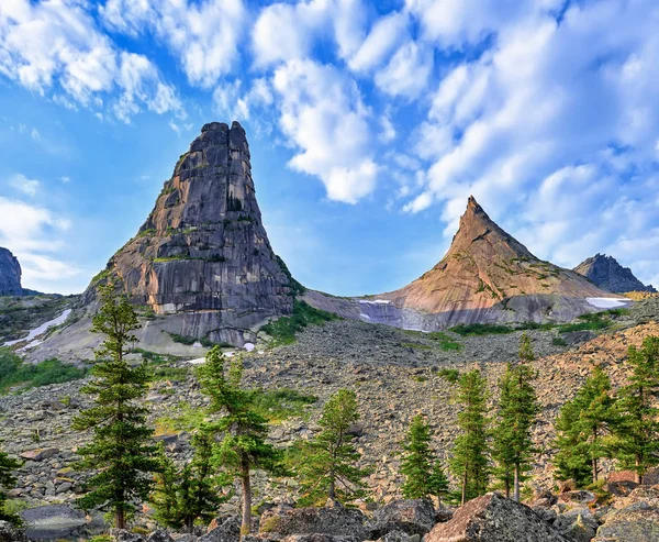 Dos picos de montaña —  Fotos de Stock