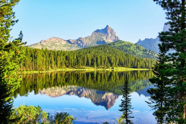 Vrchol hory a čisté jezero — Stock fotografie