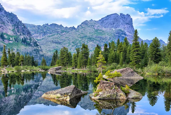 Stort fragment av rock i vattnet i Fjällsjö — Stockfoto