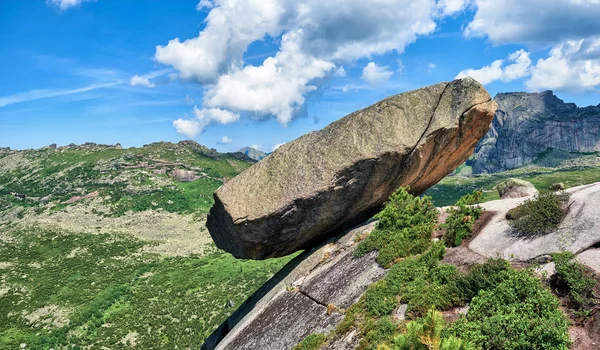 Pedra pendurada. Parque Ergaki. Rússia — Fotografia de Stock