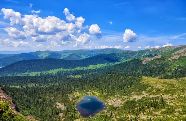 Gyönyörű kilátás a fenti-a tó és a szibériai tajga — Stock Fotó