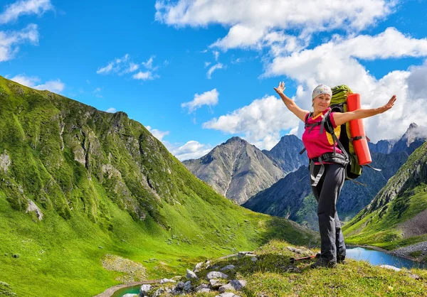 Happy hiker on top of hill in Siberian mountains — Stock Photo, Image