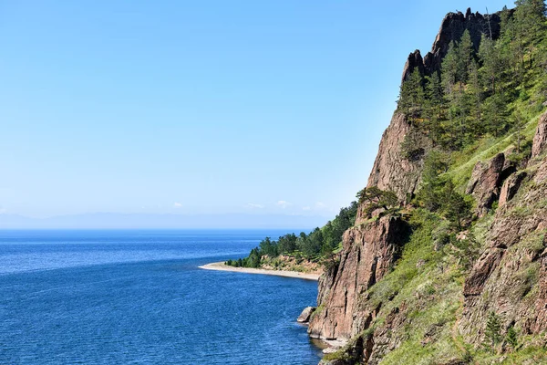 Acantilado empinado cerca del lago Baikal — Foto de Stock