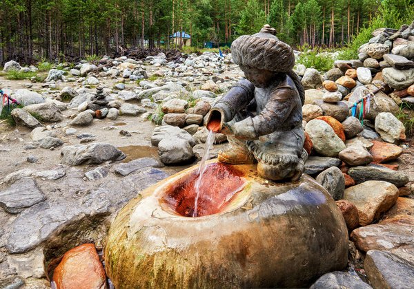 АРШАН, БУРЯТИЯ, РОССИЯ - 17 июля 2017 года: Скульптура "Мальчик с кувшином"
"