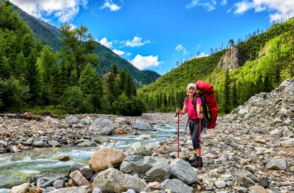 Caminante feliz en el río de montaña —  Fotos de Stock