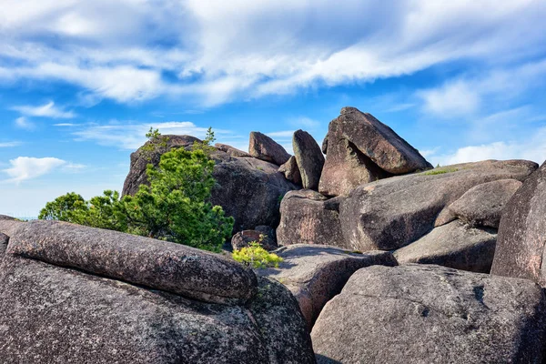 Boulders on top of cliff — Stock Photo, Image