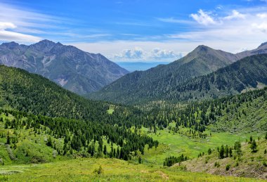 Dağ vadinin geniş görüş