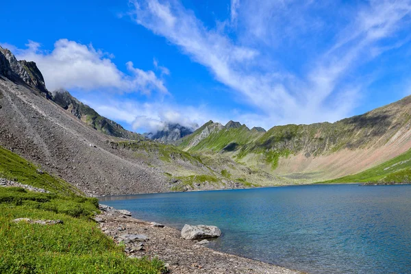 Lac bleu profond dans les montagnes sibériennes — Photo