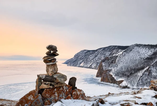 Pyramide de pierres au-dessus du lac de glace — Photo