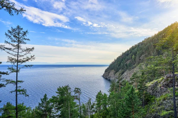 Lago Baikal vicino al villaggio di Listvyanka — Foto Stock