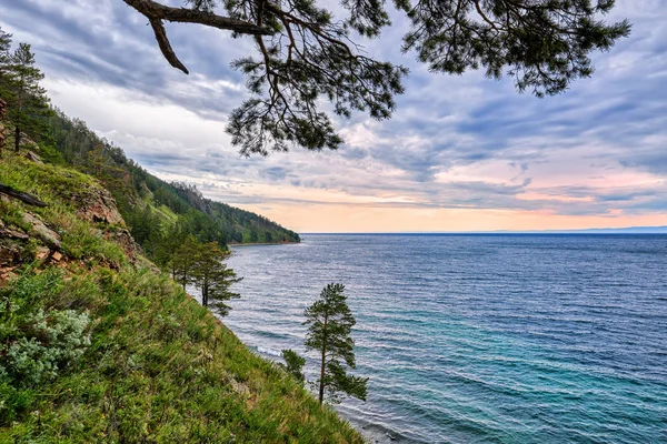 Sommarmorgon vid sjön Baikal — Stockfoto