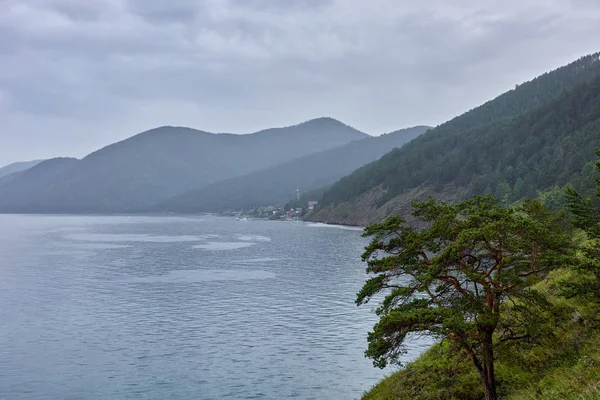 Giornata di pioggia sul lago Baikal — Foto Stock