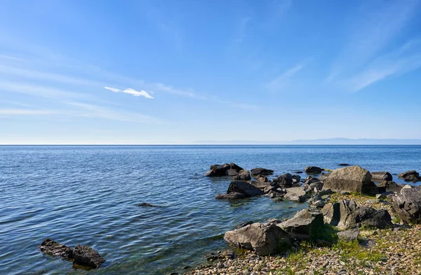 Rochers sombres sur la rive du lac Baïkal — Photo