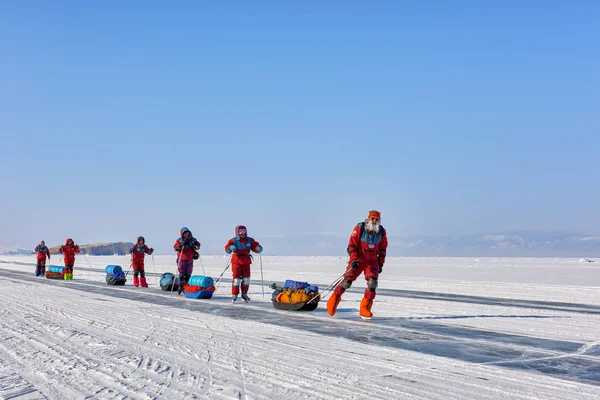 LAKE BAIKAL, IRKUTSK REGION, RUSSIA - March 08, 2017: Ice-skating expedition in polar equipment — Stock Photo, Image