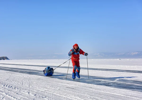 LAKE BAIKAL, RÉGION DE L'IRKUTSK, RUSSIE - 08 mars 2017 : Un homme patine sur la glace — Photo