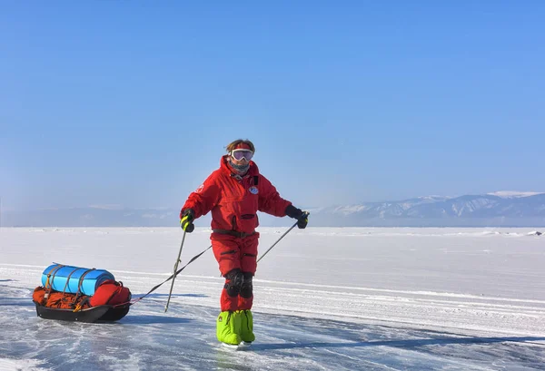 LAKE BAIKAL, IRKUTSK REGION, RUSSIA - March 08, 2017: One woman on skates — Stock Photo, Image