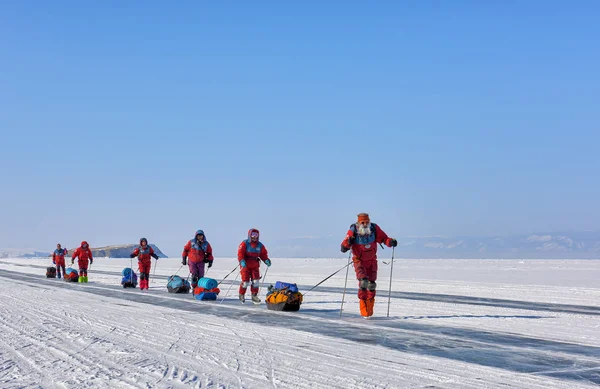 Bajkál-tó, Irkutsk régió, Oroszország - 2017. március 08.: Expedíció a jégen, a Bajkál-sarkvidéki vizsgálóberendezés alacsony hőmérséklet Jogdíjmentes Stock Képek