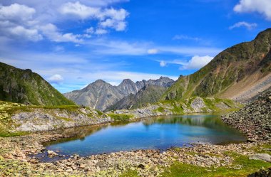 Güzel renk su Sibirya ile küçük göl