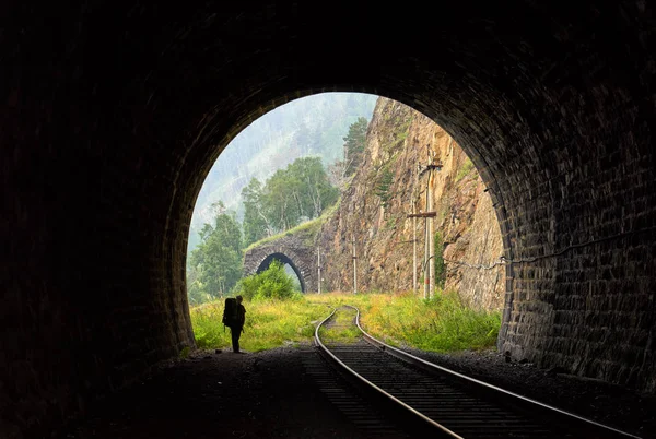 Silueta de excursionista en arco de túnel —  Fotos de Stock