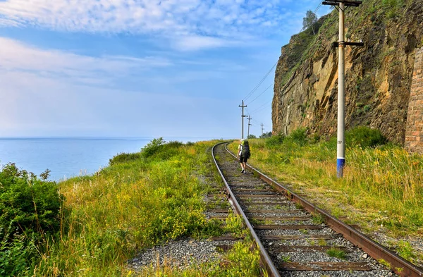 Senderista camina a lo largo de traviesas del ferrocarril Circum-Baikal —  Fotos de Stock