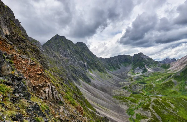 Mountain range and upper valley below — Stock Photo, Image