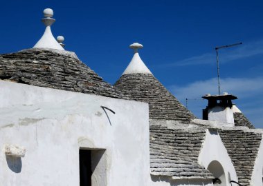 Geleneksel beyaz trulli binalar 