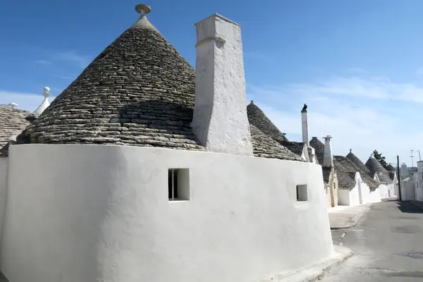 Traditionele witte trulli gebouwen — Stockfoto