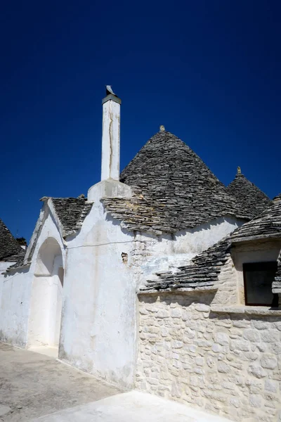 Trulli tradicional branco edifícios — Fotografia de Stock