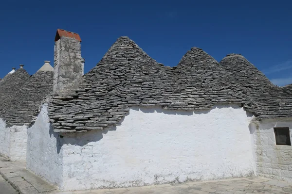 Geleneksel beyaz trulli binalar 
