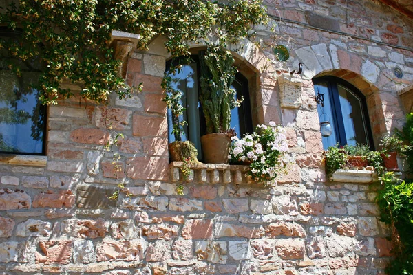 Old window in Assisi — Zdjęcie stockowe