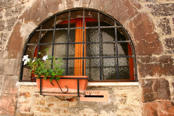 Old window in Assisi — Stock Photo, Image