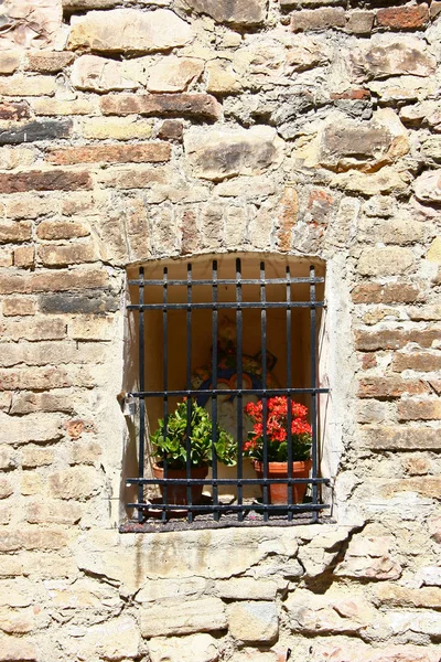 아시 시에 있는 오래 된 창 — 스톡 사진