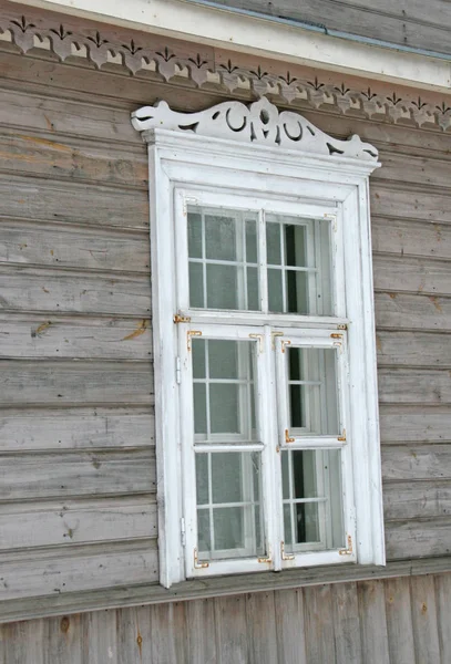 오래 된 나무 창 — 스톡 사진