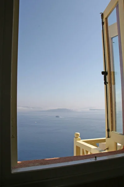 Widok przez okno na Santorini — Zdjęcie stockowe