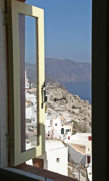 Vista dalla finestra fino a Santorini — Foto Stock